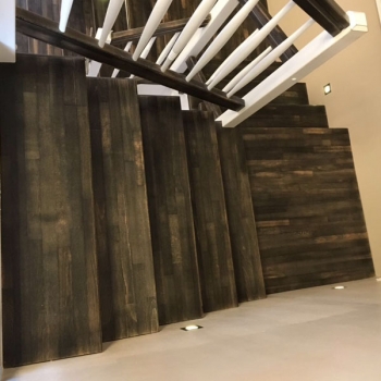 halbgewendelte Betontreppe