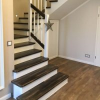 halbgewendelte Betontreppe