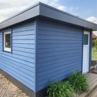 Gartenhaus mit blauer Stülpschalung
