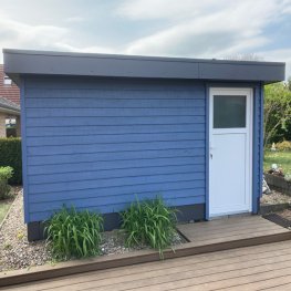 Gartenhaus mit blauer Stülpschalung